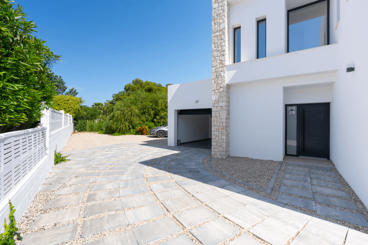 4644BEN Villa de obra nueva con vistas al mar en una parcela llana de 1715 m2 en venta en La Fustera, Benissa.