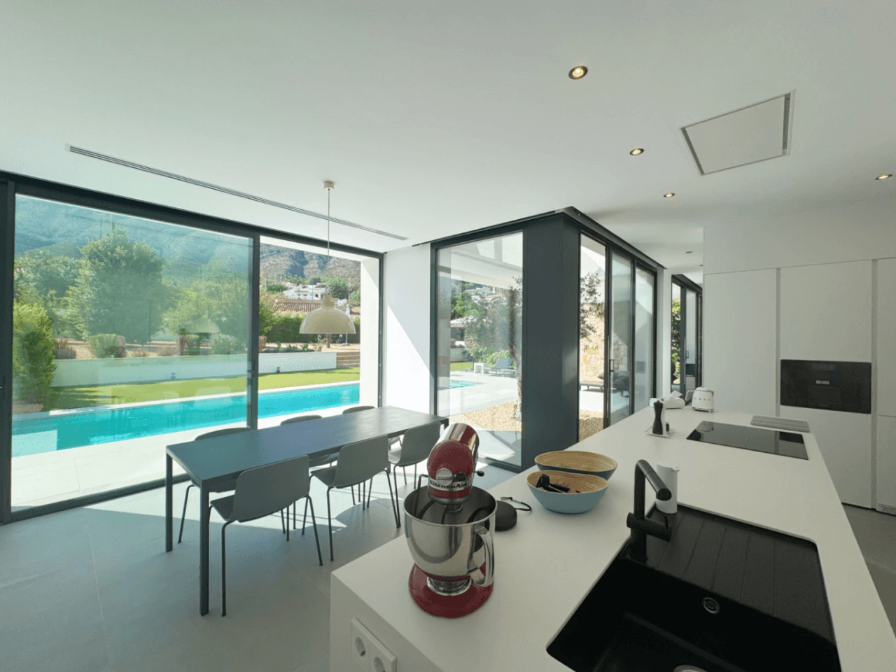 Chalet con vistas al Montgó, eficiencia energética A y piscina climatizada – Denia
