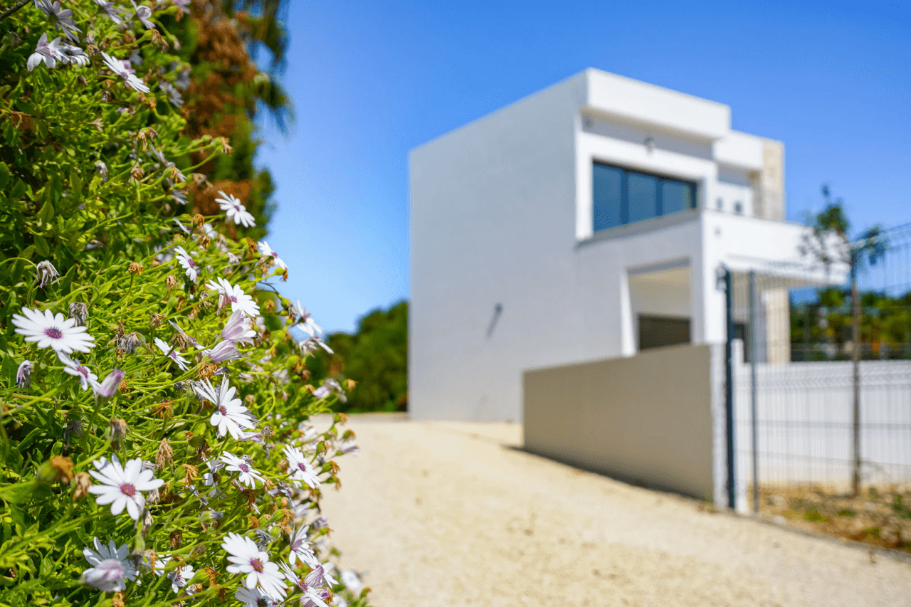 4644BEN Villa de obra nueva con vistas al mar en una parcela llana de 1715 m2 en venta en La Fustera, Benissa.