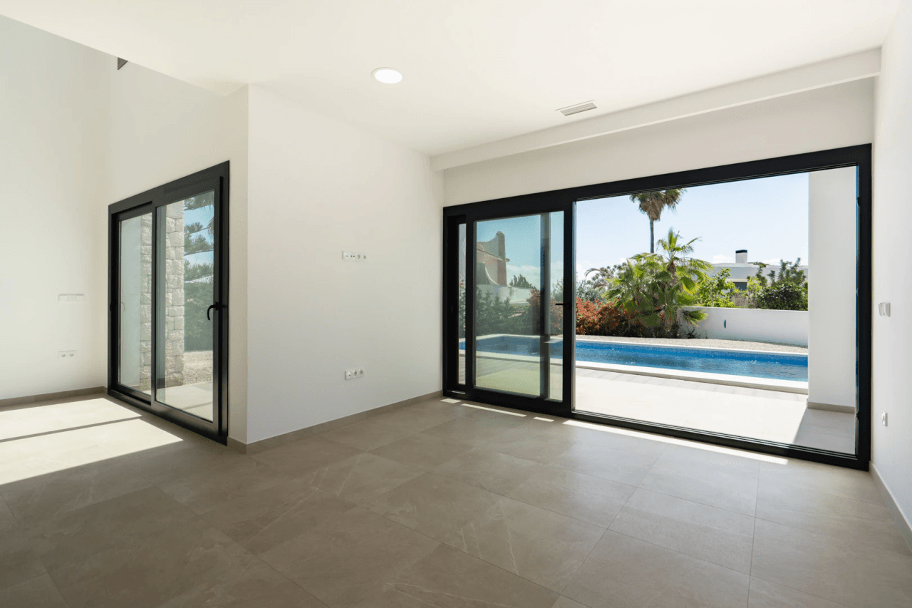 4644BEN Villa de obra nueva con vistas al mar en una parcela llana de 1715 m2 en venta en La Fustera, Benissa.
