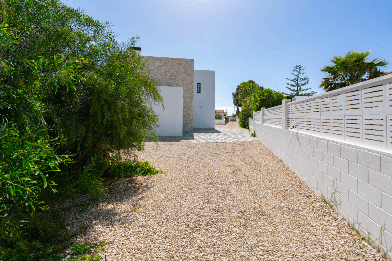 4644BEN Villa de obra nueva con vistas al mar en una parcela llana de 1715 m2 en venta en La Fustera, Benissa.