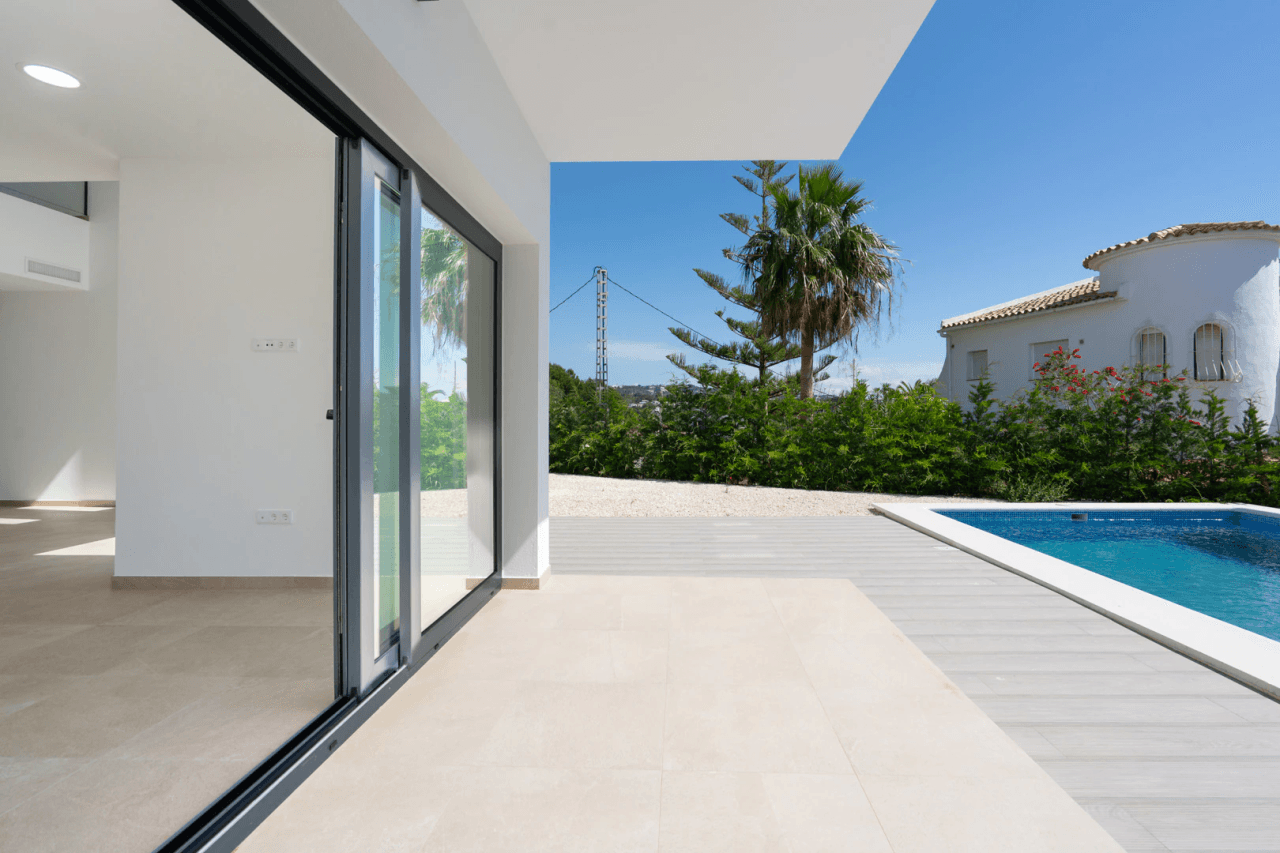 4644BEN Villa de obra nueva con vistas al mar en una parcela llana de 1715 m2 en venta en La Fustera, Benissa.