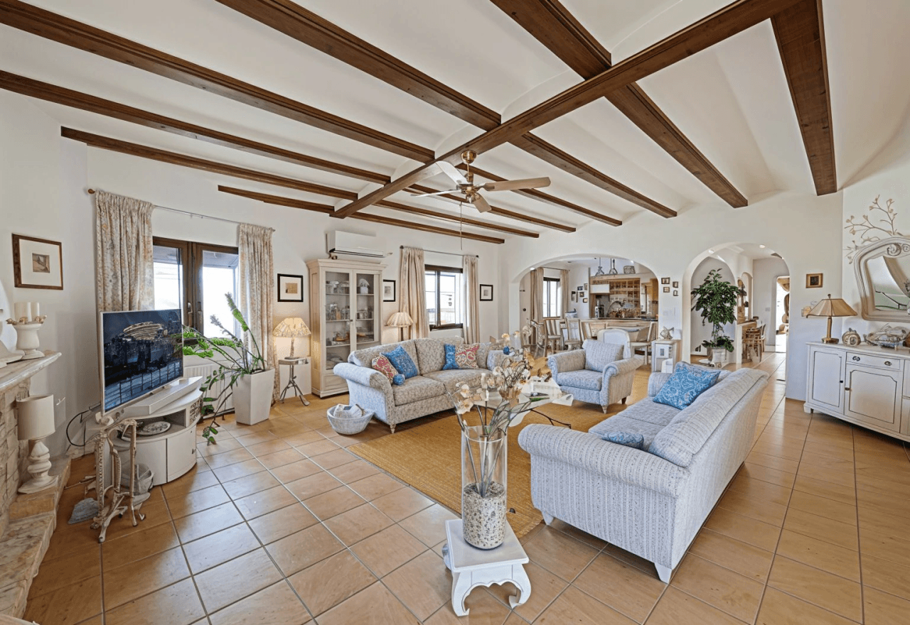 Villa de 3 dormitorios con muchas posibilidades y vistas al mar en Galeretes