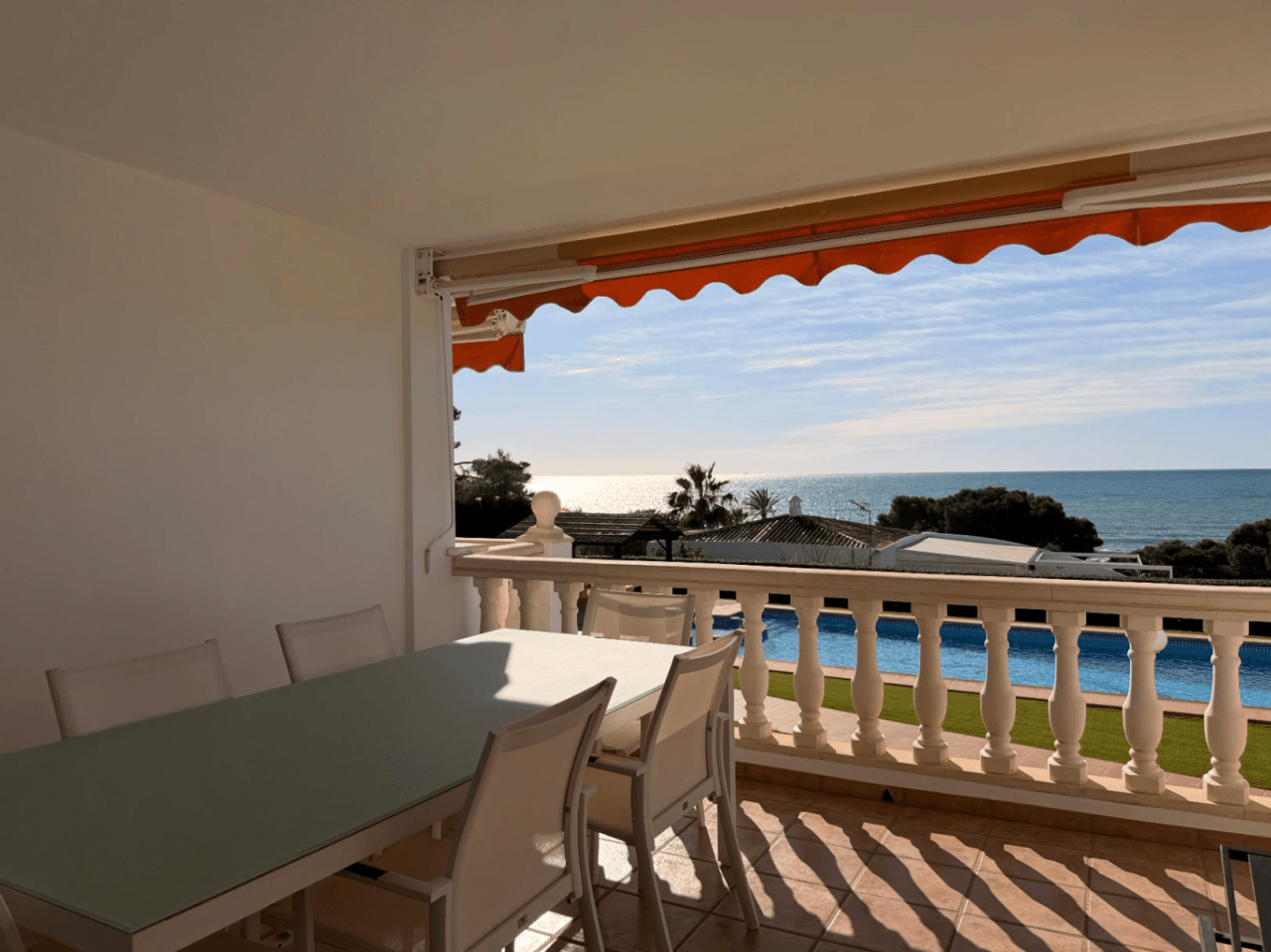 Apartamento en primera línea con vista al mar en venta en Platgetes, Moraira