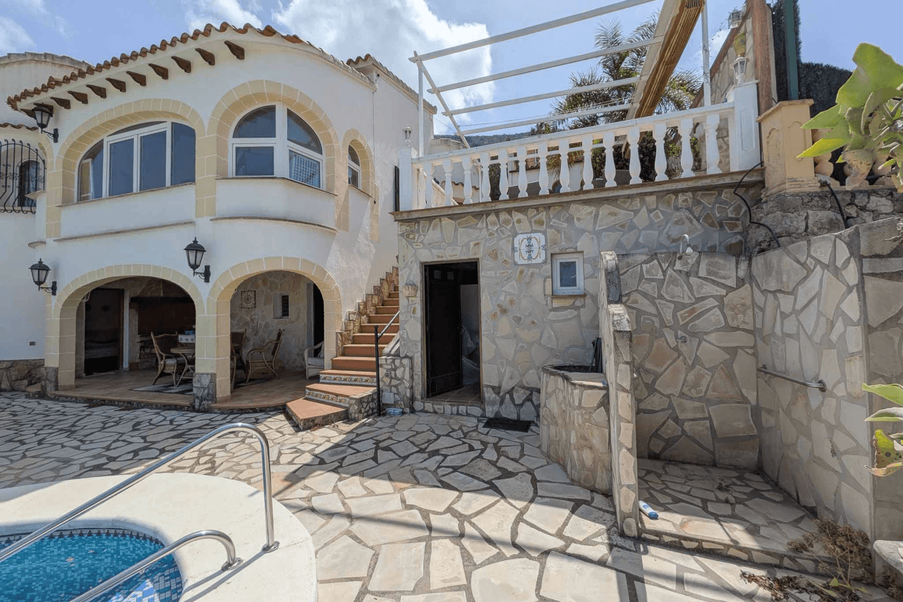 C4XY8333DEN Villa con piscina y vistas panorámicas al mar a la venta en Denia.