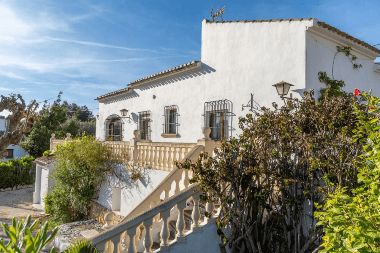 Mediterranean-style villa with stunning views in a quiet area next to Tosalet, Javea.