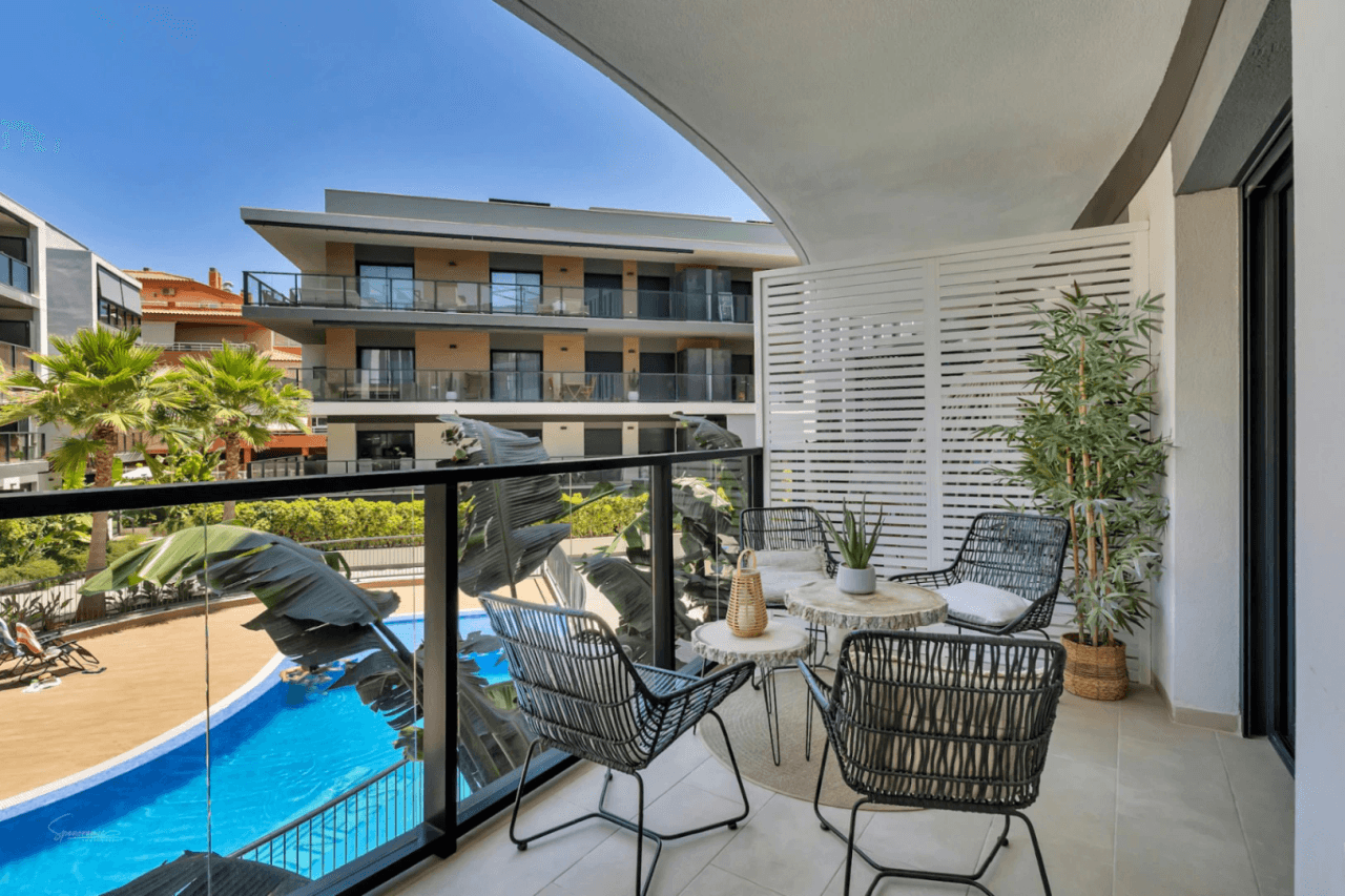 Moderno y elegante apartamento orientado al Sur con piscina, en Jávea