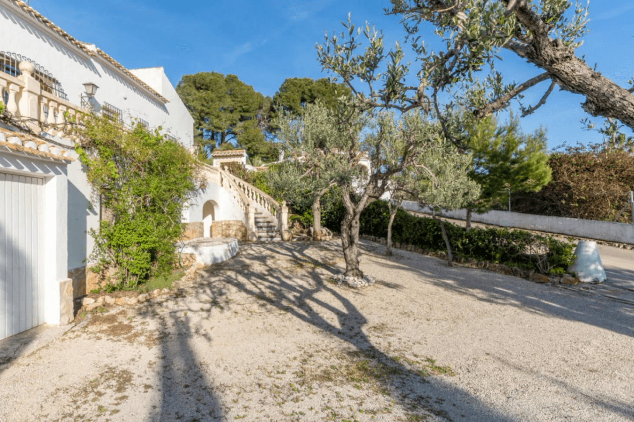 Mediterranean-style villa with stunning views in a quiet area next to Tosalet, Javea.