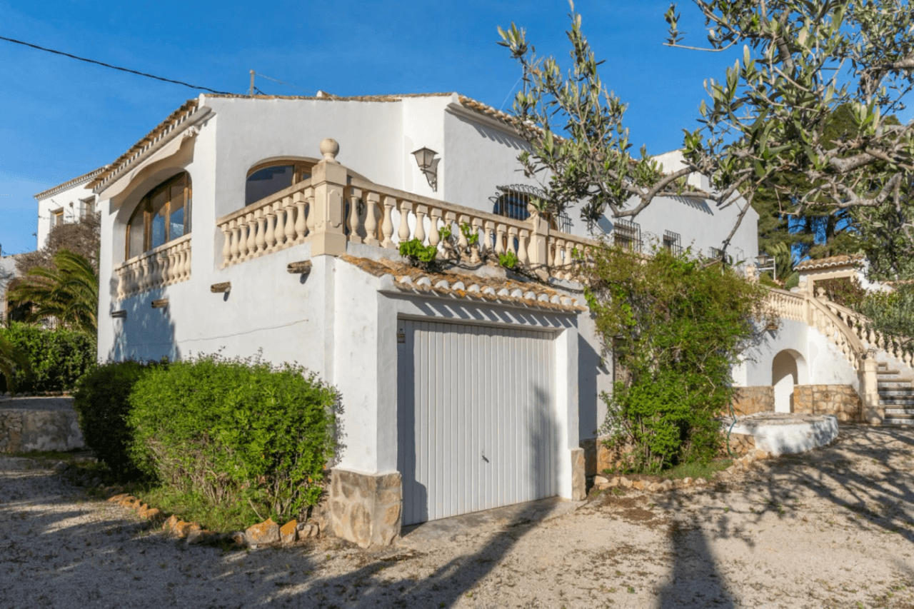 Mediterranean-style villa with stunning views in a quiet area next to Tosalet, Javea.