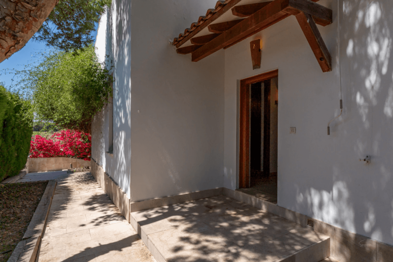 Impressive villa for sale in Jávea, with indoor and outdoor swimming pools