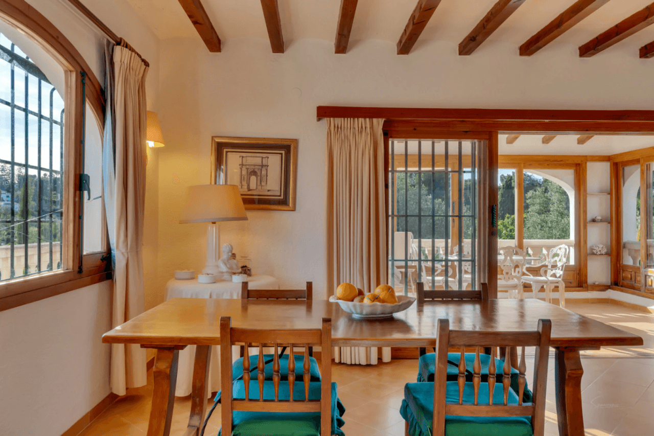 Mediterranean-style villa with stunning views in a quiet area next to Tosalet, Javea.