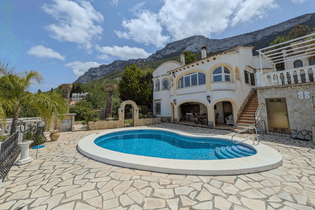 C4XY8333DEN Villa con piscina y vistas panorámicas al mar a la venta en Denia.