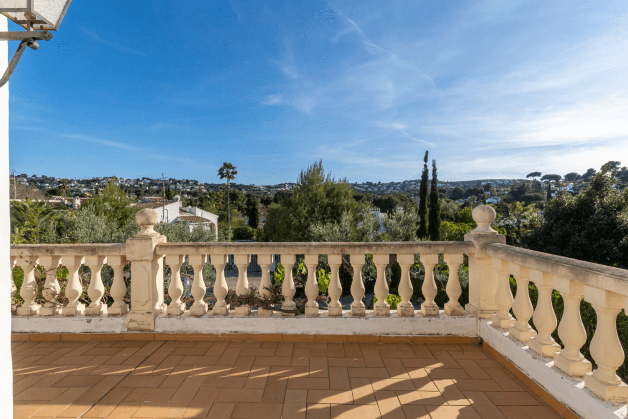Mediterranean-style villa with stunning views in a quiet area next to Tosalet, Javea.