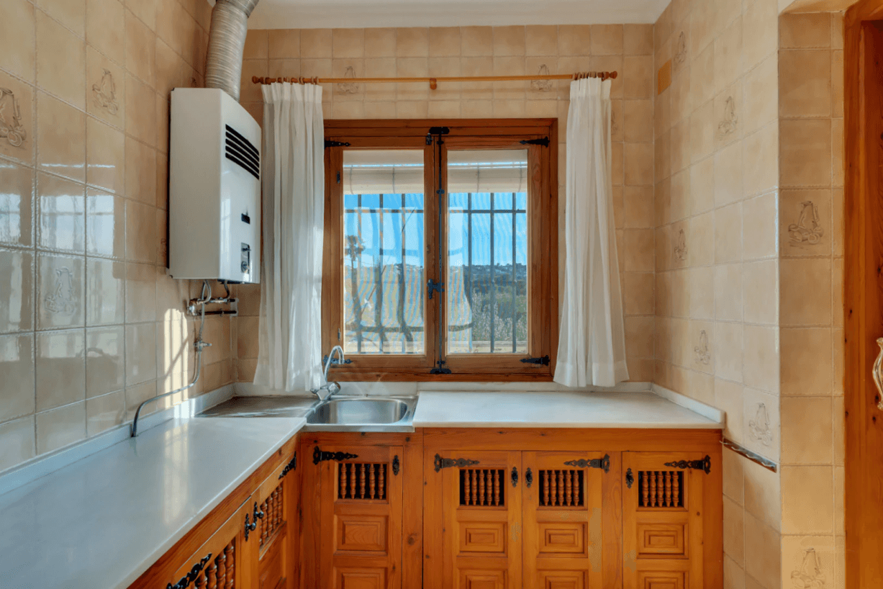 Mediterranean-style villa with stunning views in a quiet area next to Tosalet, Javea.