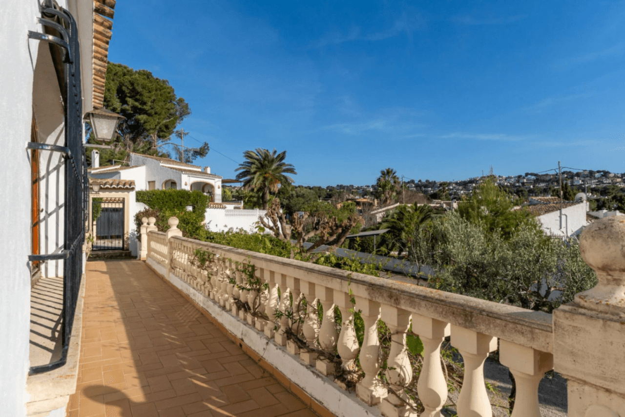 Mediterranean-style villa with stunning views in a quiet area next to Tosalet, Javea.