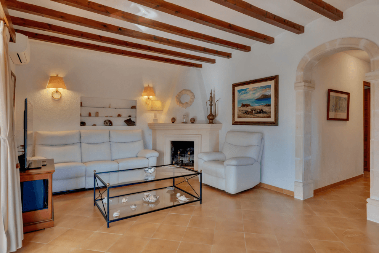 Mediterranean-style villa with stunning views in a quiet area next to Tosalet, Javea.