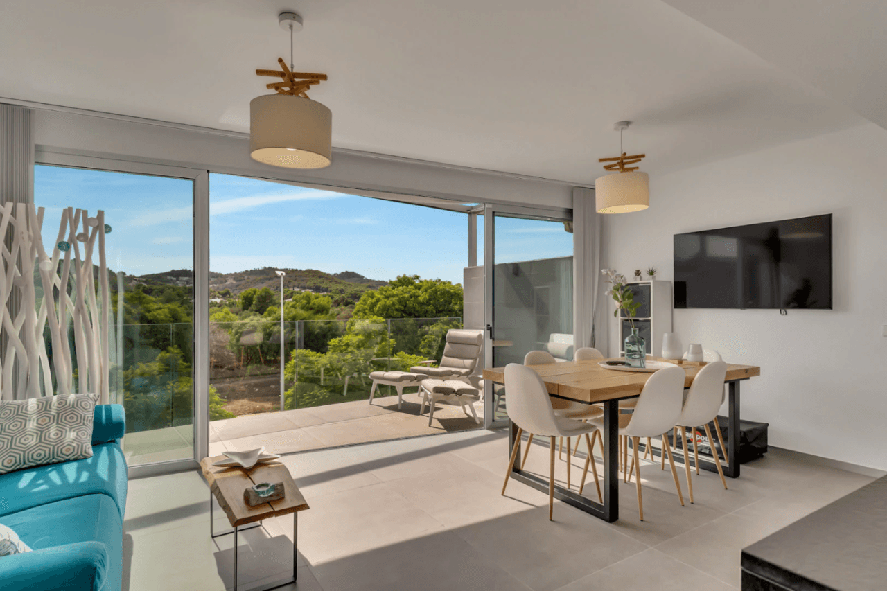 Appartement moderne de 3 chambres avec grande terrasse.