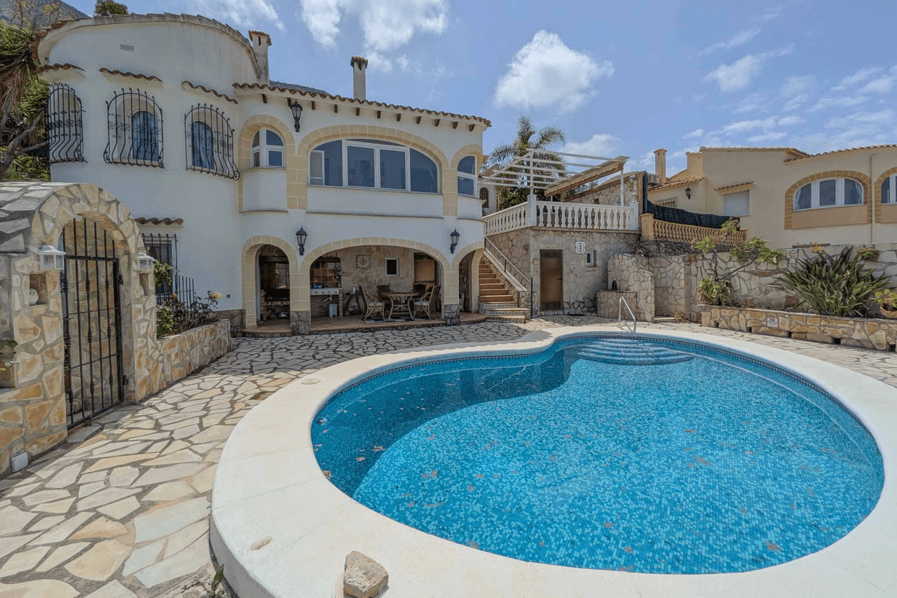 C4XY8333DEN Villa con piscina y vistas panorámicas al mar a la venta en Denia.