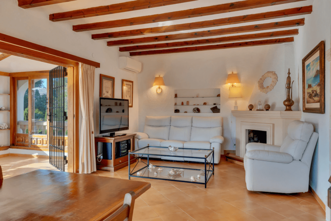 Mediterranean-style villa with stunning views in a quiet area next to Tosalet, Javea.
