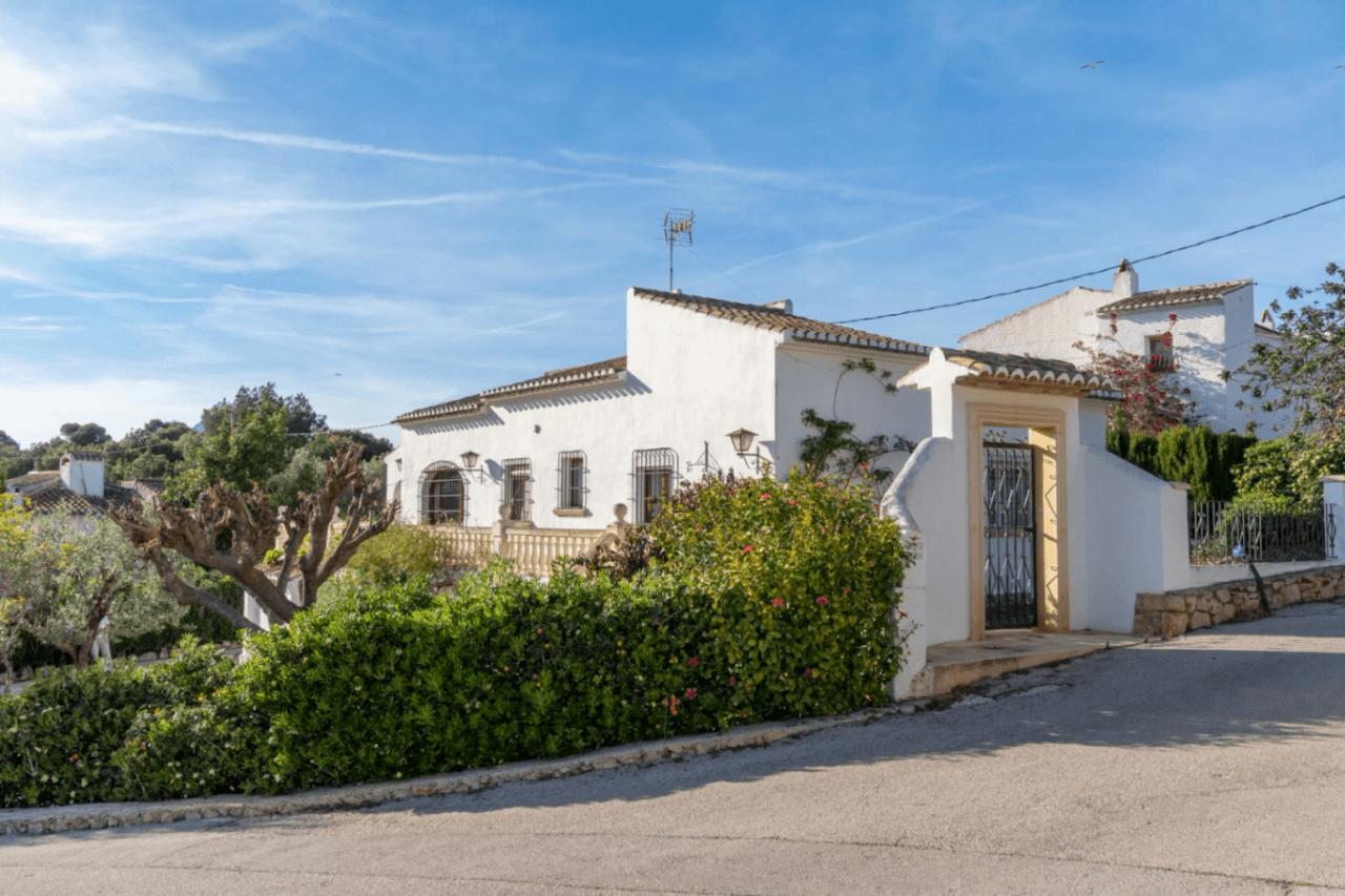 Mediterranean-style villa with stunning views in a quiet area next to Tosalet, Javea.