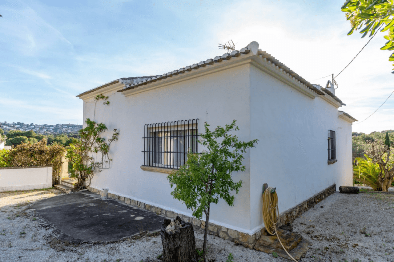 Mediterranean-style villa with stunning views in a quiet area next to Tosalet, Javea.