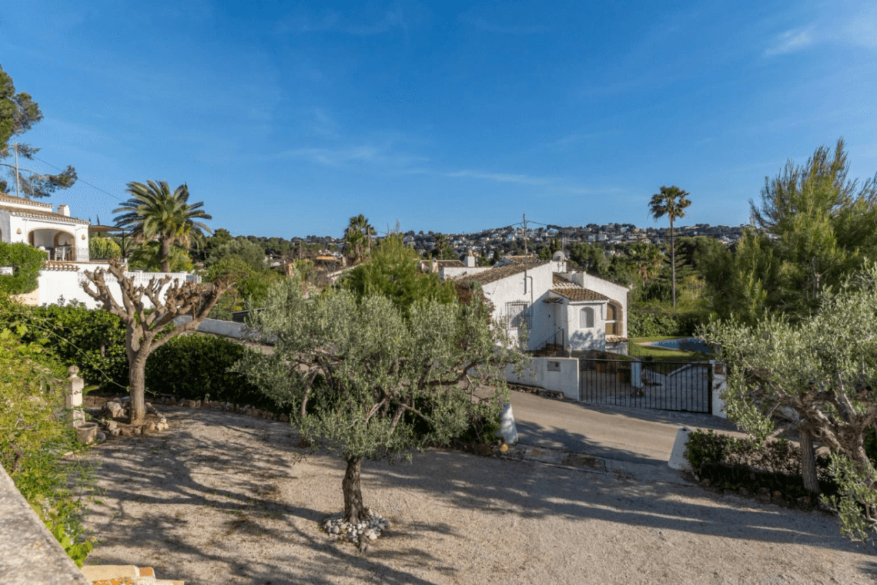 Mediterranean-style villa with stunning views in a quiet area next to Tosalet, Javea.