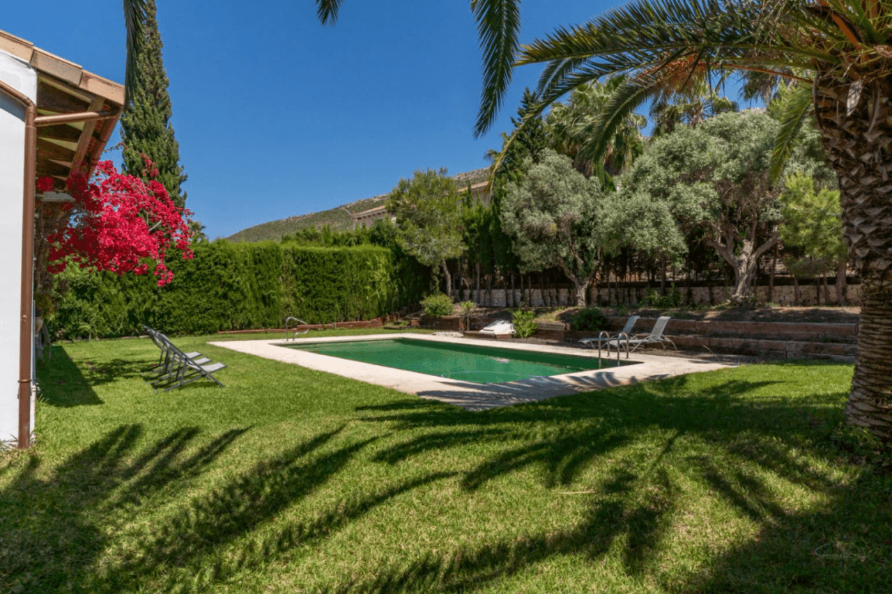 Impressive villa for sale in Jávea, with indoor and outdoor swimming pools