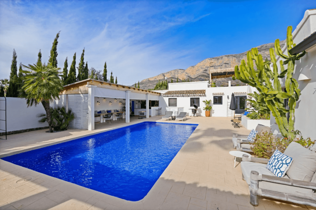 Villa rénovée dans la zone du Montgo avec maison indépendante pour invités.