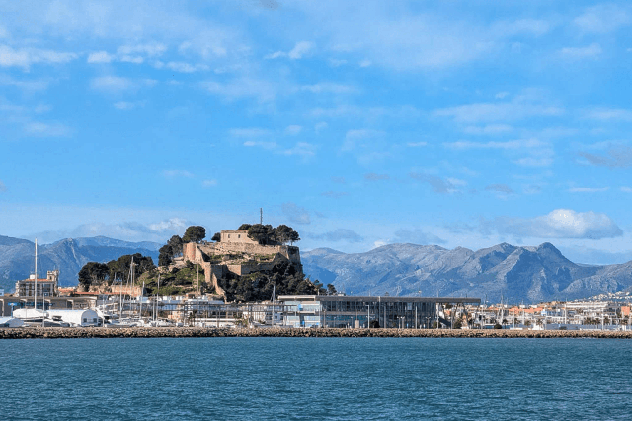 C4XY8333DEN Villa con piscina y vistas panorámicas al mar a la venta en Denia.