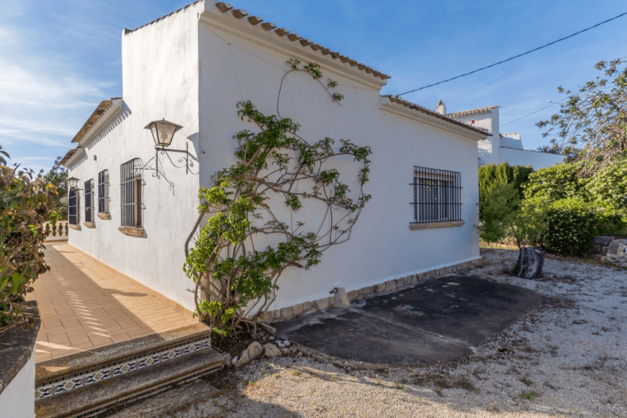 Mediterranean-style villa with stunning views in a quiet area next to Tosalet, Javea.