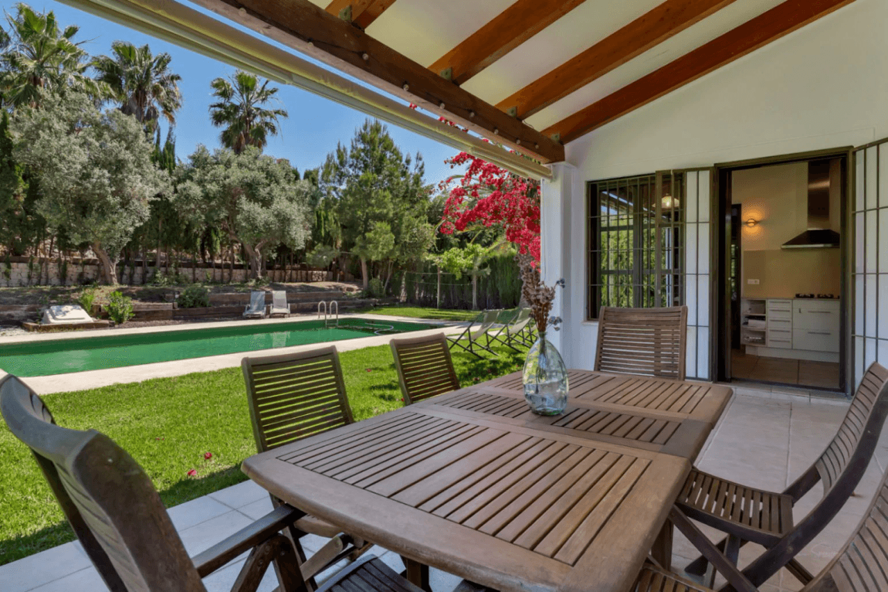 Impressive villa for sale in Jávea, with indoor and outdoor swimming pools