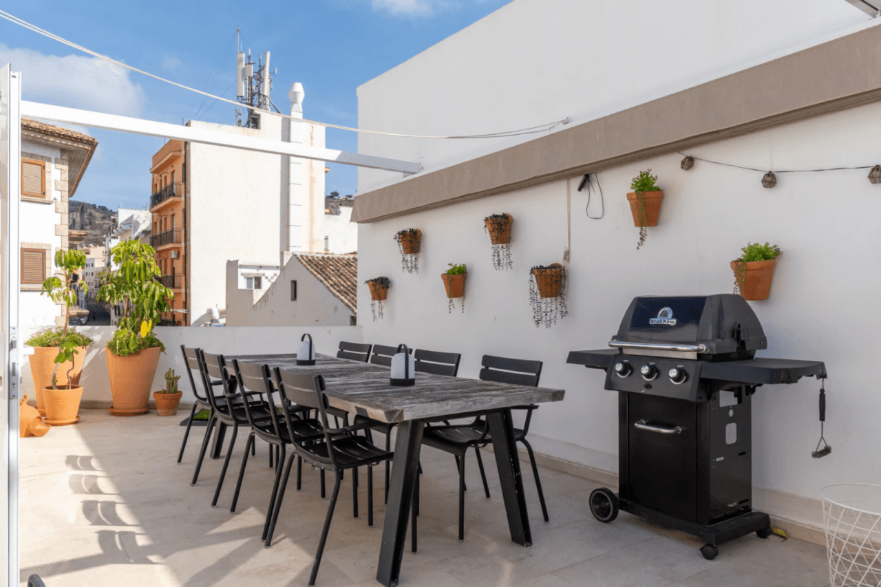 Maison de ville rénovée 2023 | 4 chambres | Terrasse sur le toit avec piscine plongeante