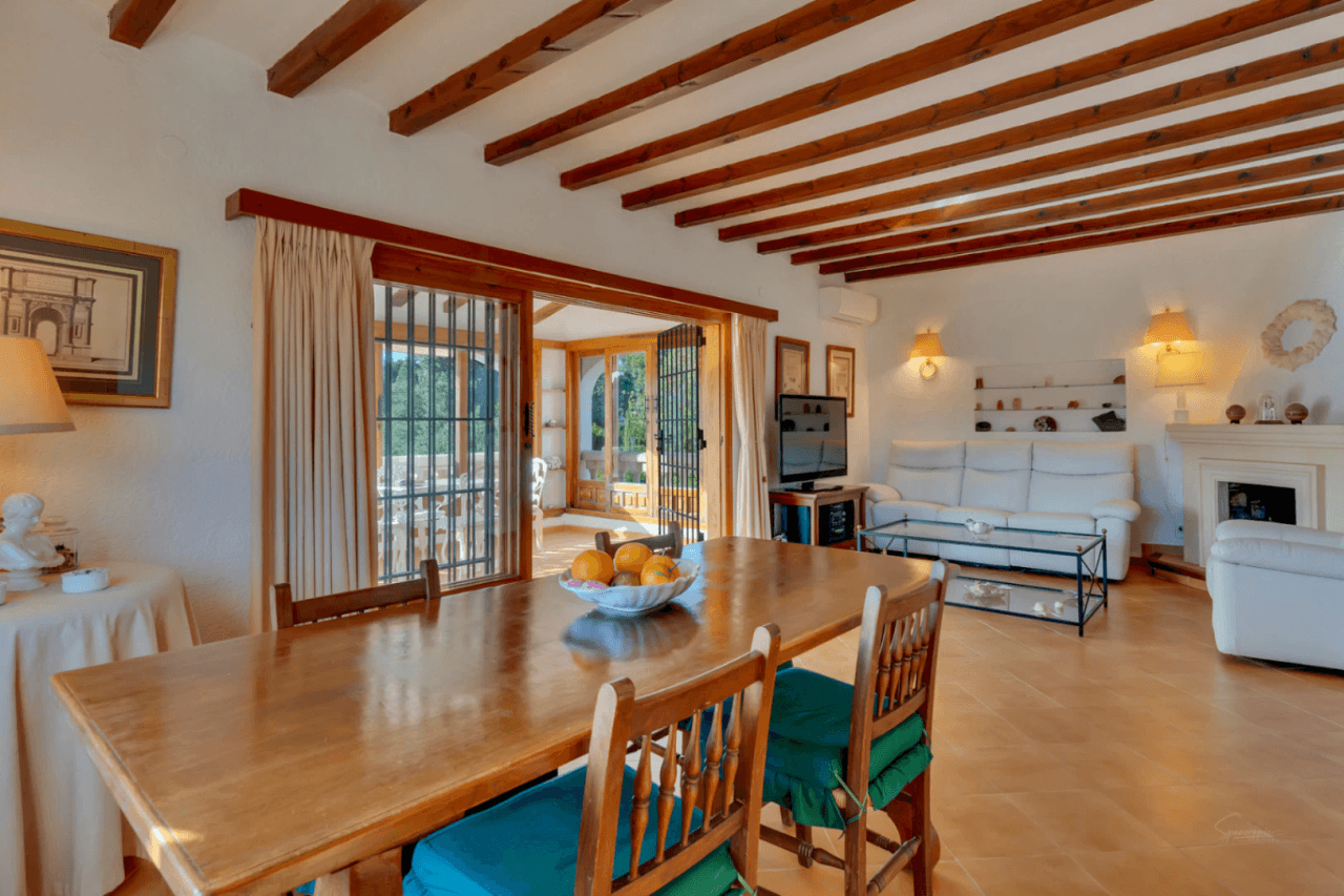Mediterranean-style villa with stunning views in a quiet area next to Tosalet, Javea.