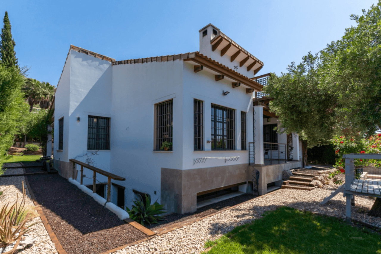 Impressive villa for sale in Jávea, with indoor and outdoor swimming pools