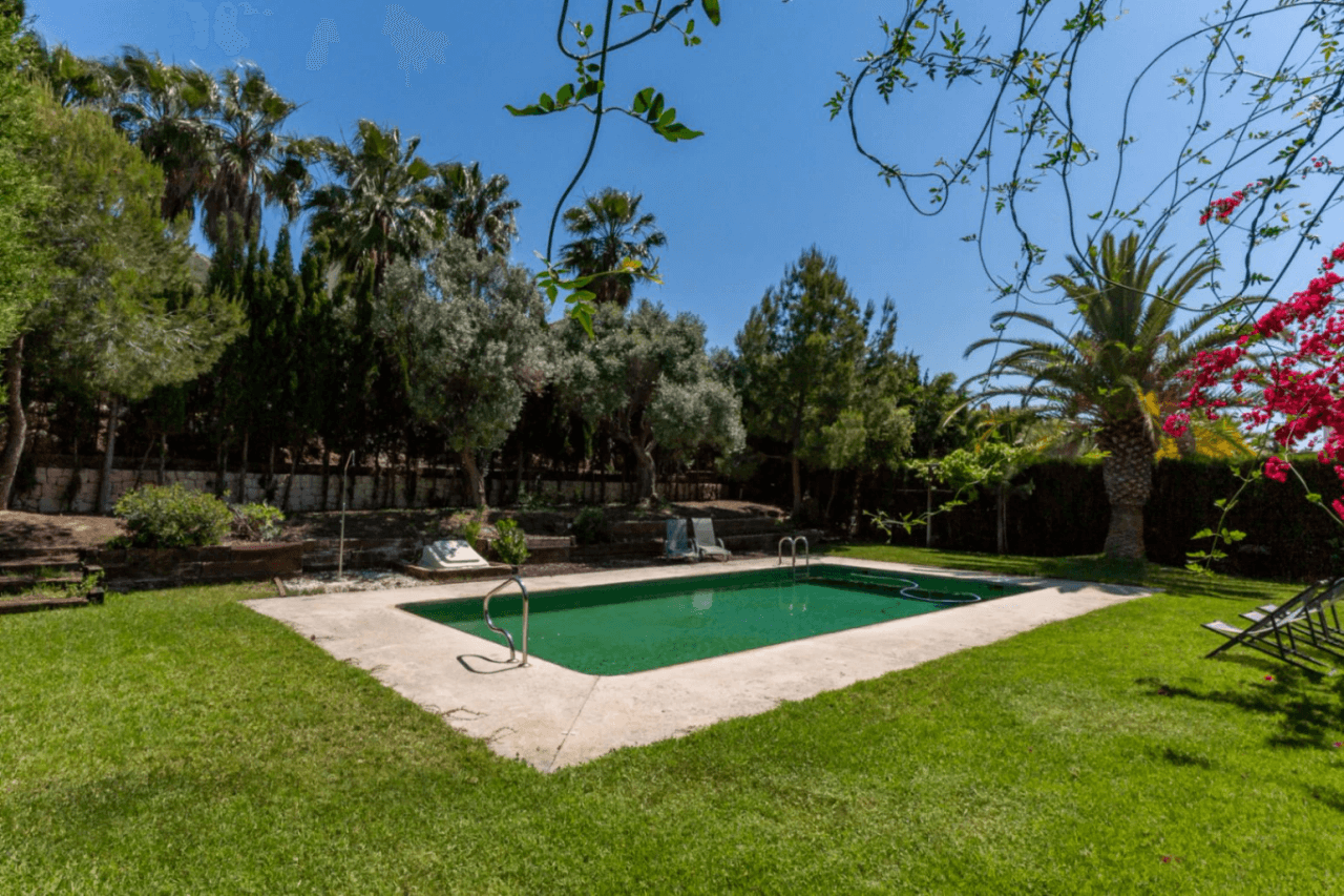 Impressive villa for sale in Jávea, with indoor and outdoor swimming pools