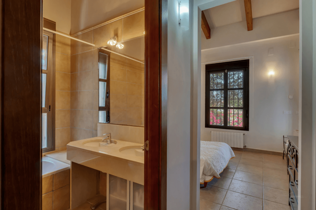 Impressive villa for sale in Jávea, with indoor and outdoor swimming pools