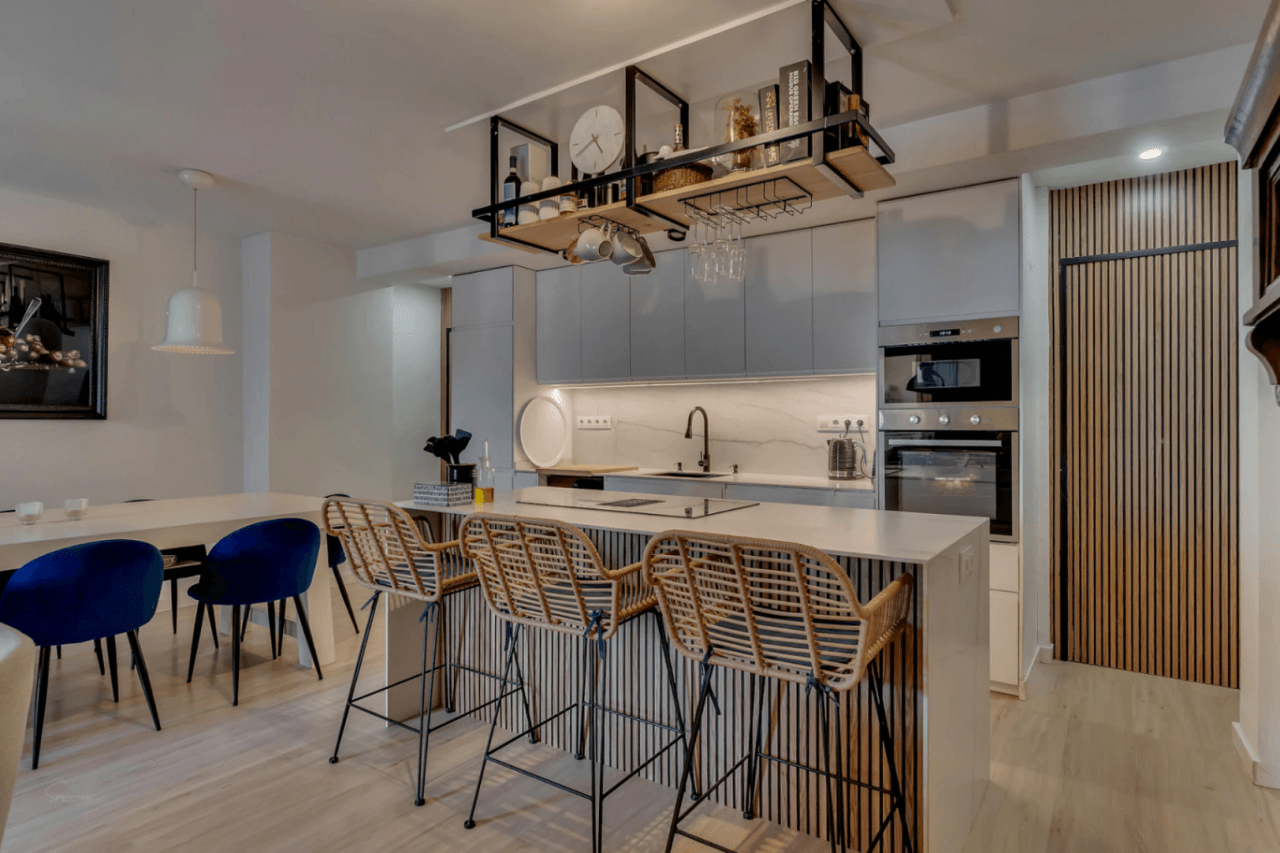 Maison de ville rénovée 2023 | 4 chambres | Terrasse sur le toit avec piscine plongeante