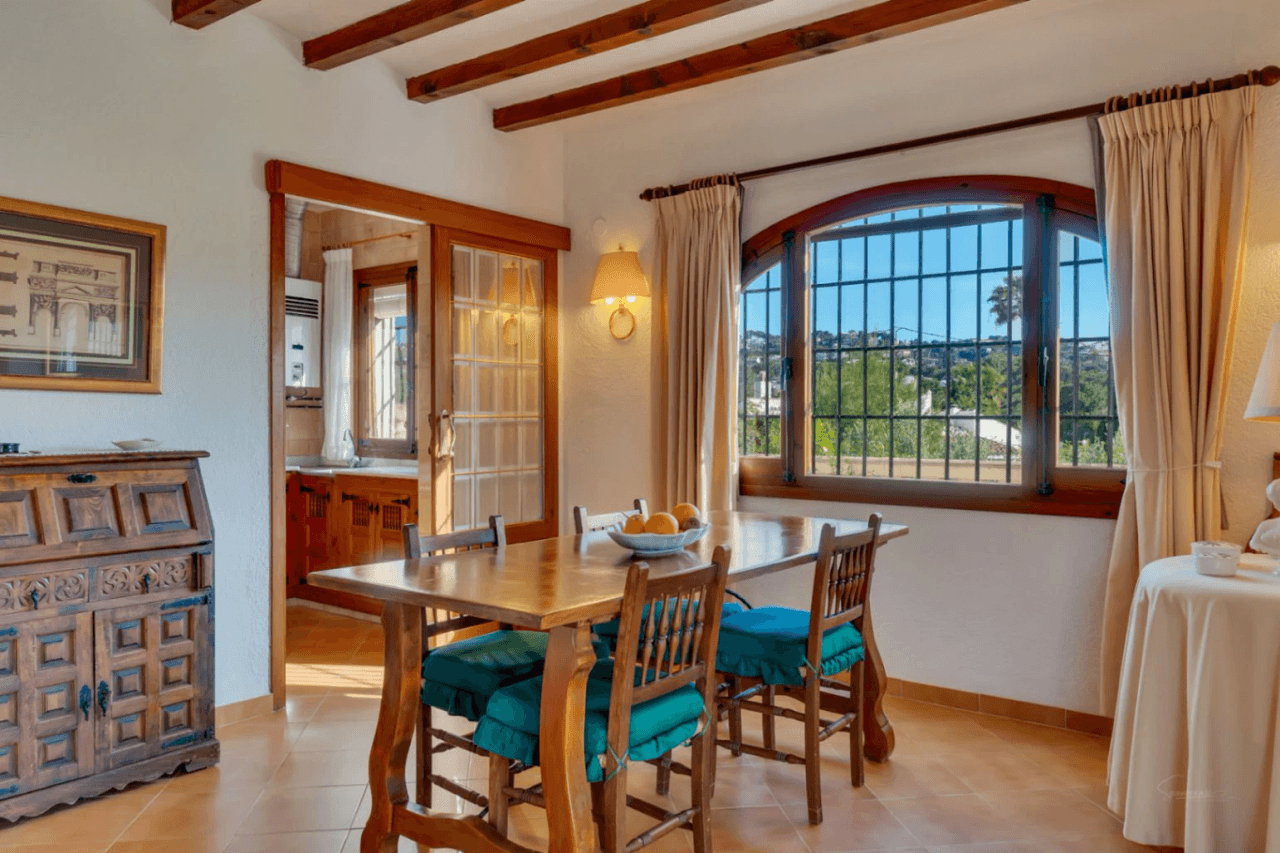 Mediterranean-style villa with stunning views in a quiet area next to Tosalet, Javea.