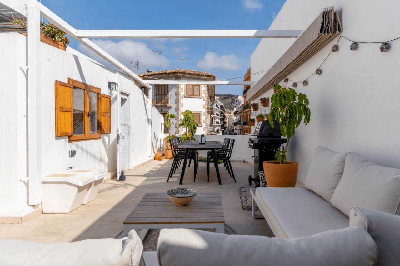 Maison de ville rénovée 2023 | 4 chambres | Terrasse sur le toit avec piscine plongeante