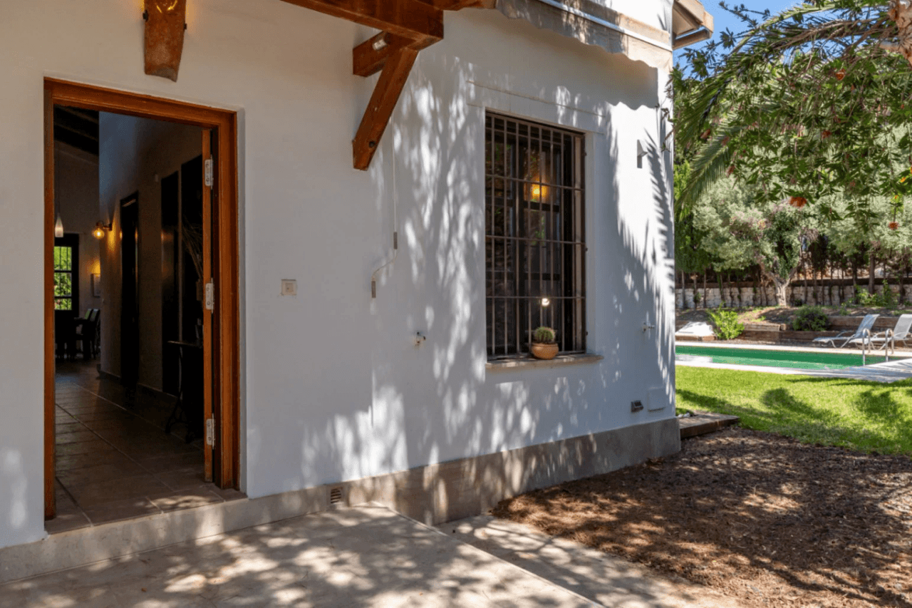 Impressive villa for sale in Jávea, with indoor and outdoor swimming pools