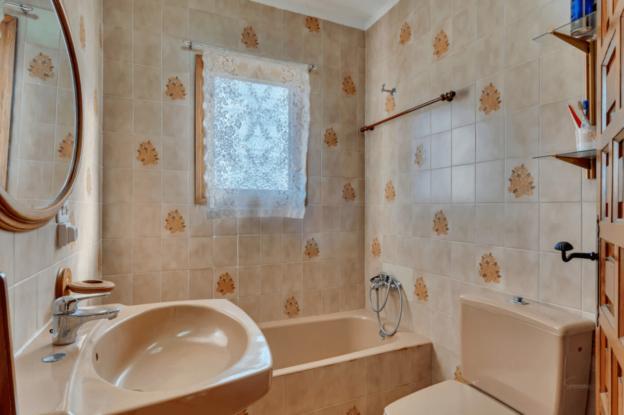 Mediterranean-style villa with stunning views in a quiet area next to Tosalet, Javea.