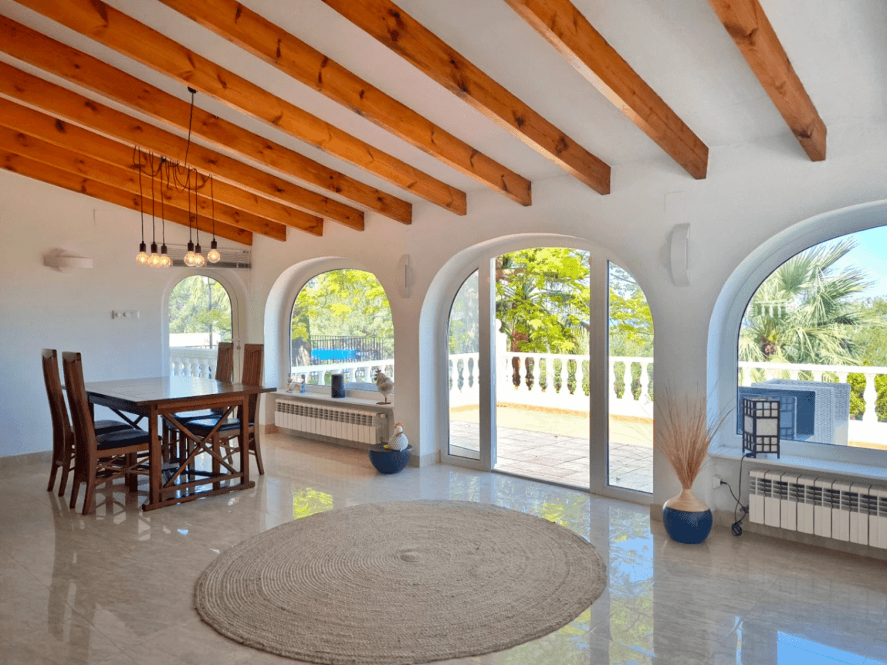 Villa con apartamento de invitados y vistas al mar en Dénia