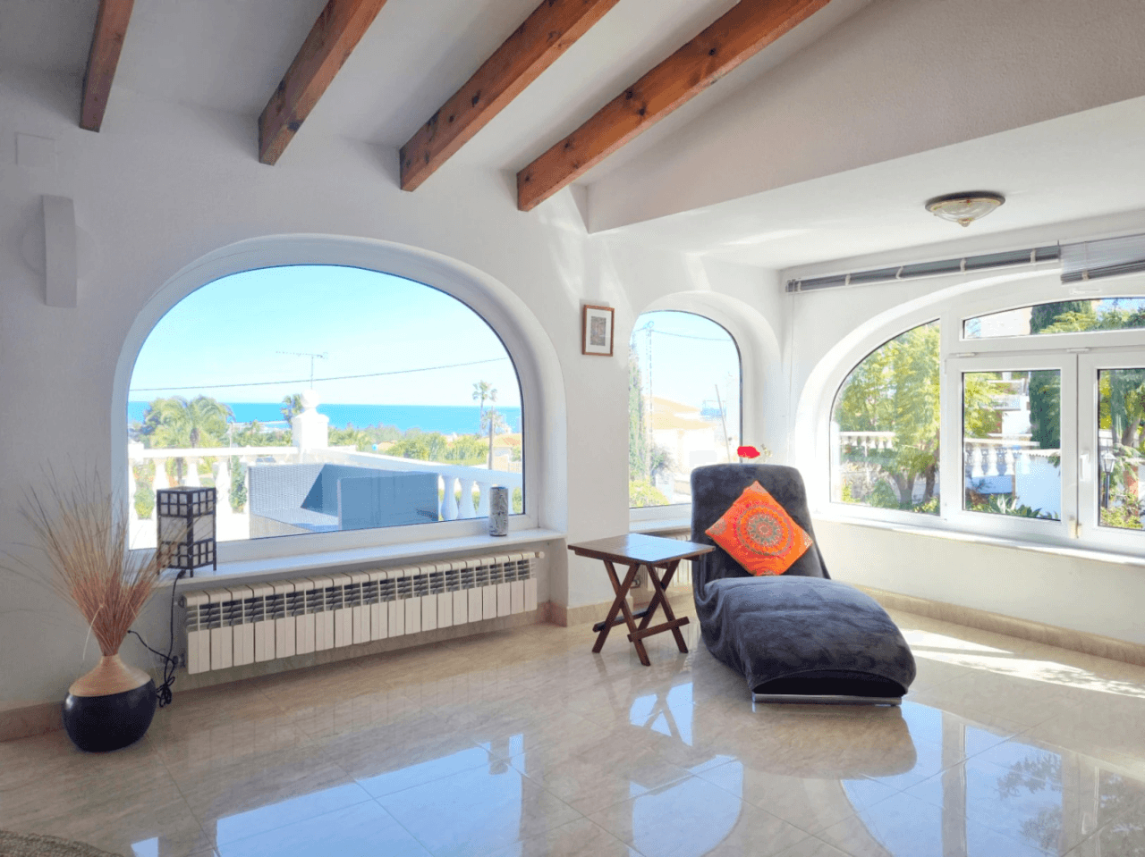 Villa con apartamento de invitados y vistas al mar en Dénia