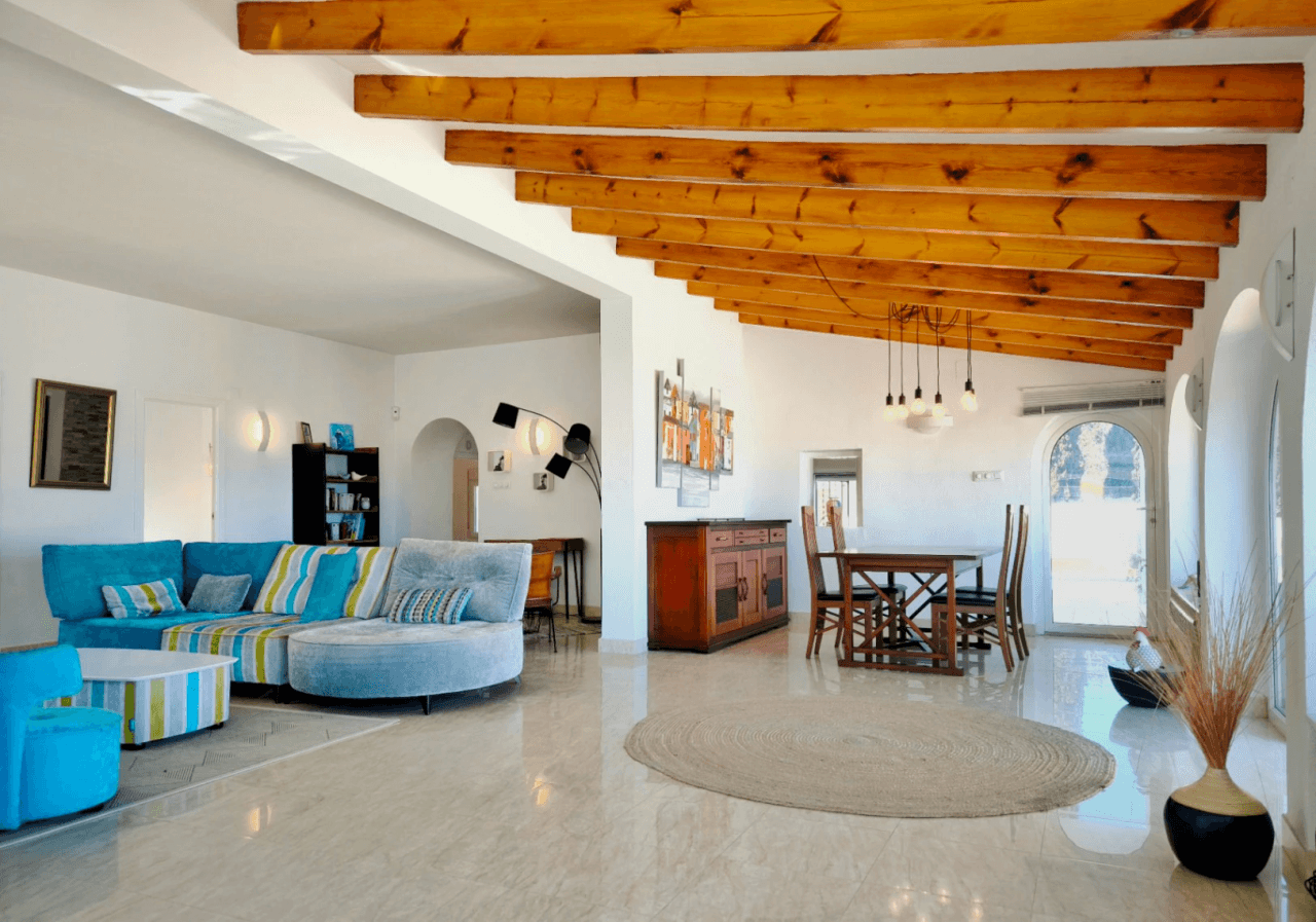 Villa con apartamento de invitados y vistas al mar en Dénia