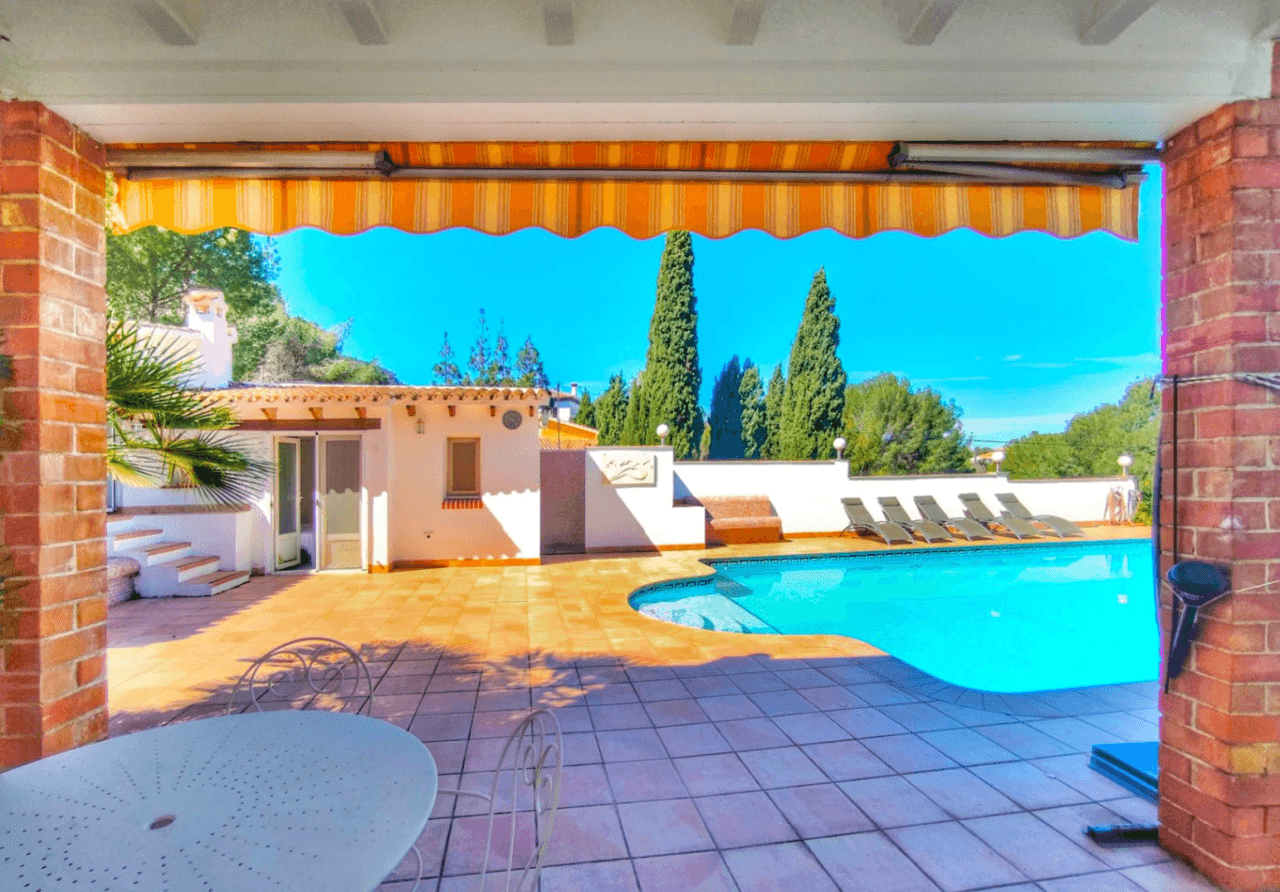 Villa con apartamento de invitados y vistas al mar en Dénia