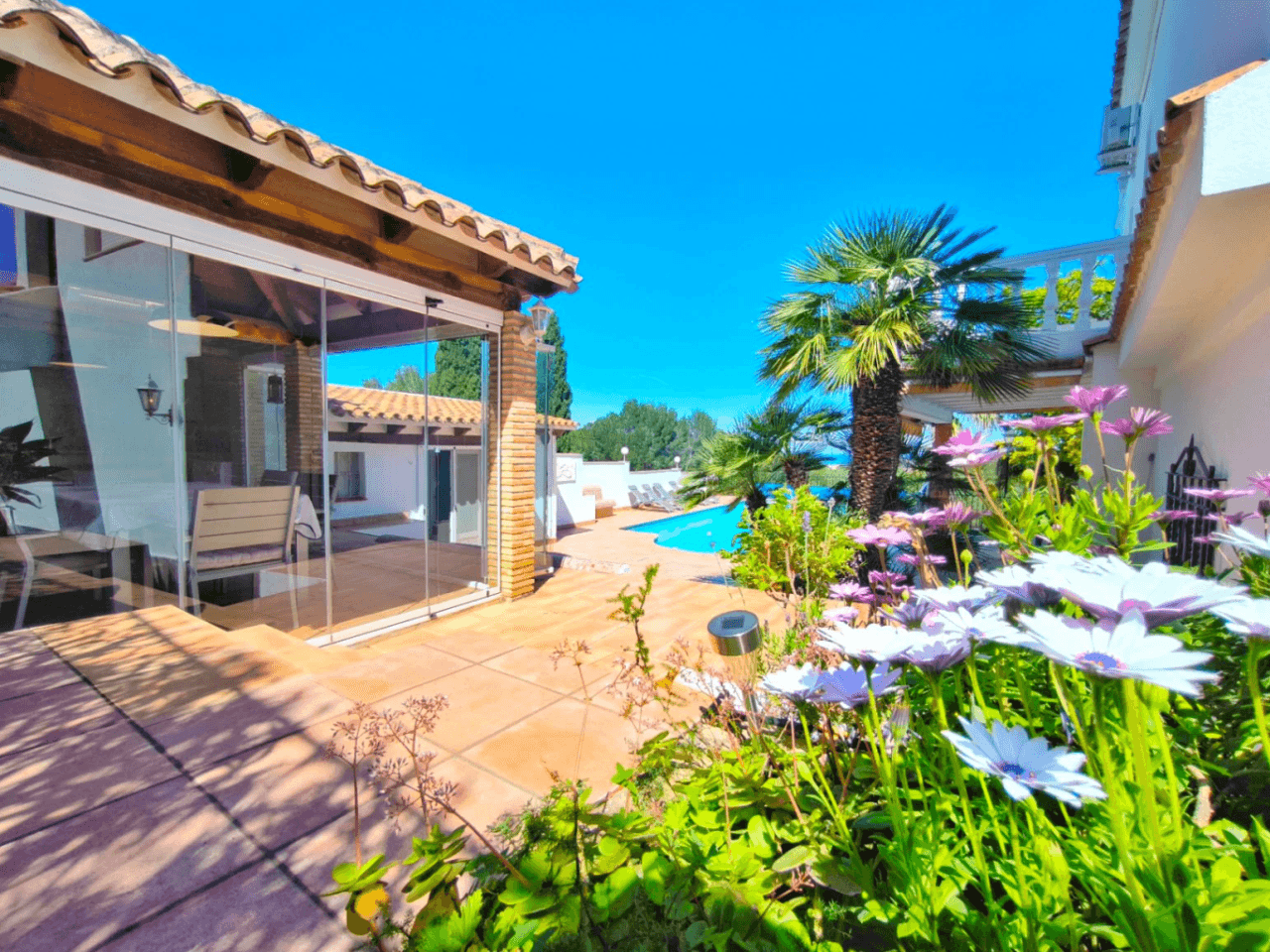 Villa con apartamento de invitados y vistas al mar en Dénia