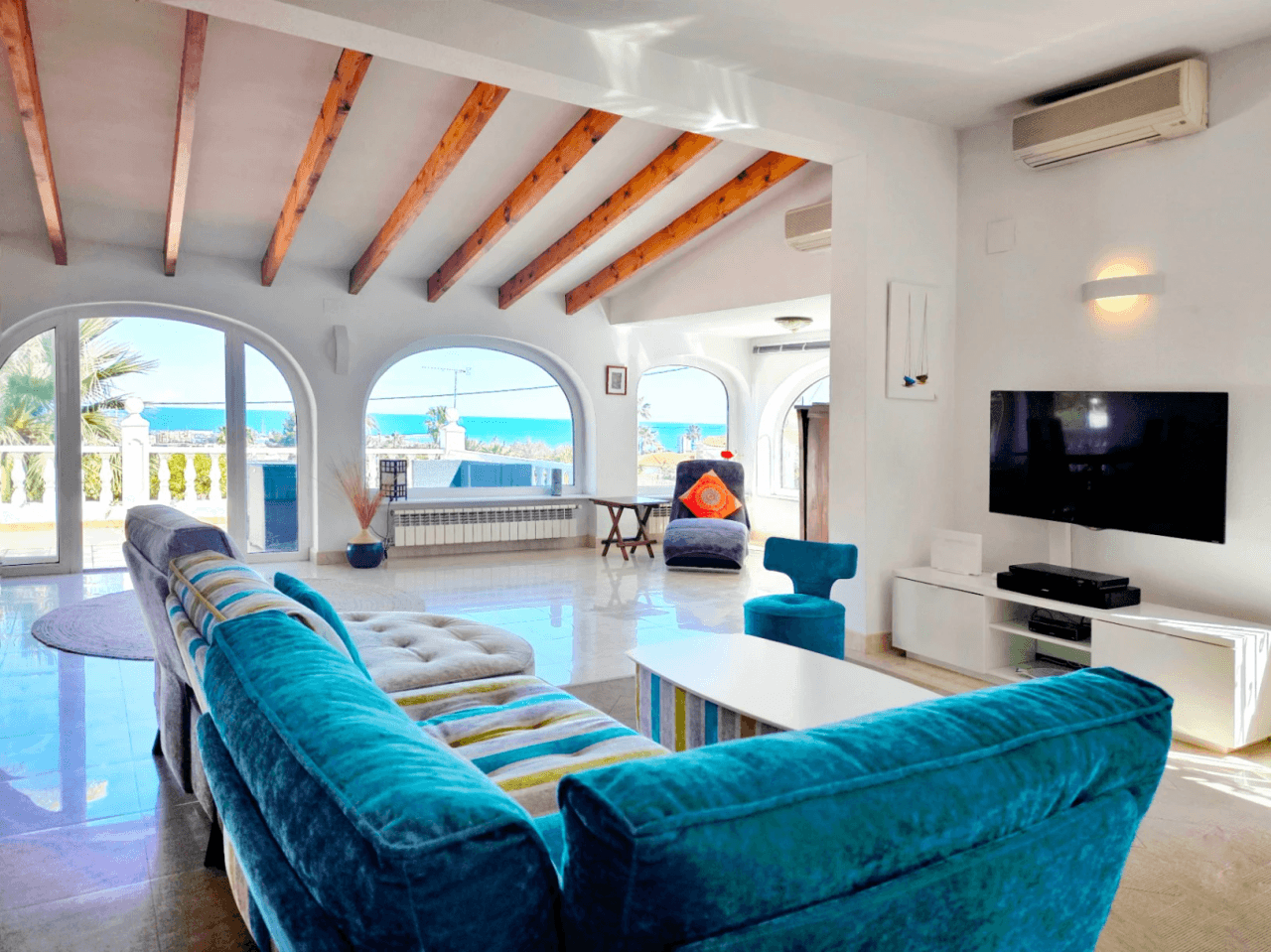 Villa con apartamento de invitados y vistas al mar en Dénia
