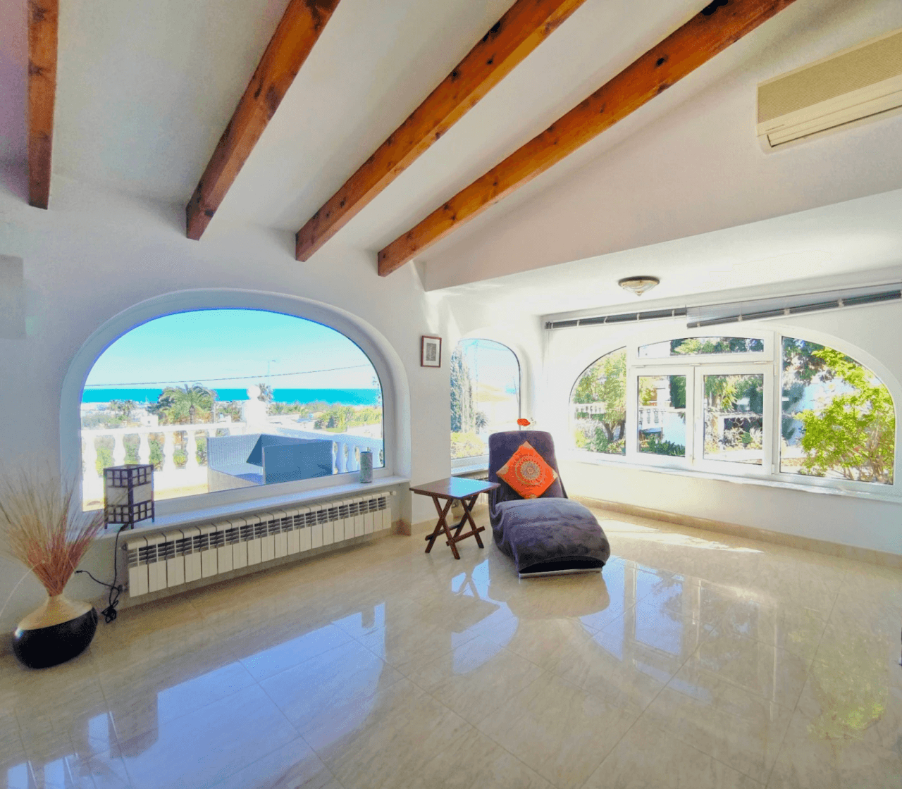 Villa con apartamento de invitados y vistas al mar en Dénia