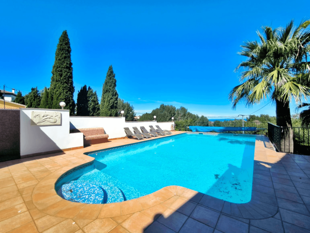 Villa con apartamento de invitados y vistas al mar en Dénia