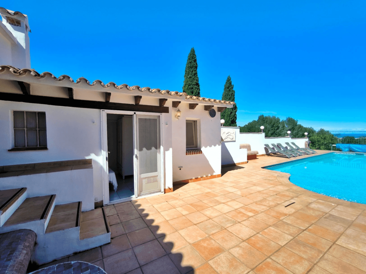 Villa con apartamento de invitados y vistas al mar en Dénia